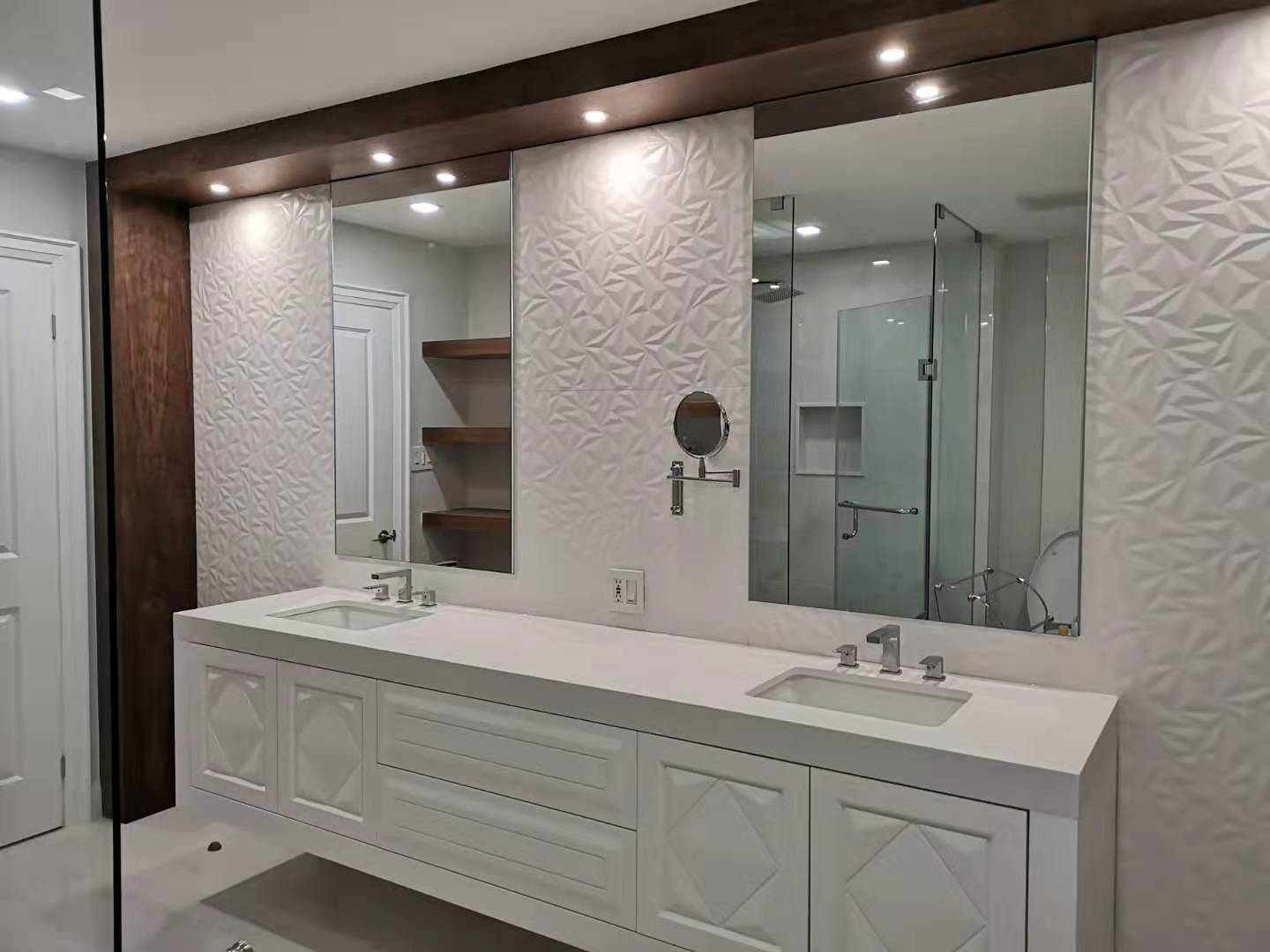Central Push Open Drawers and Door Matching Wall
