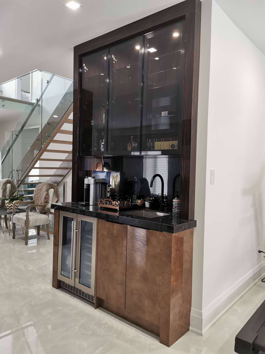 color high gloss + Pocelain countertop, black faucet